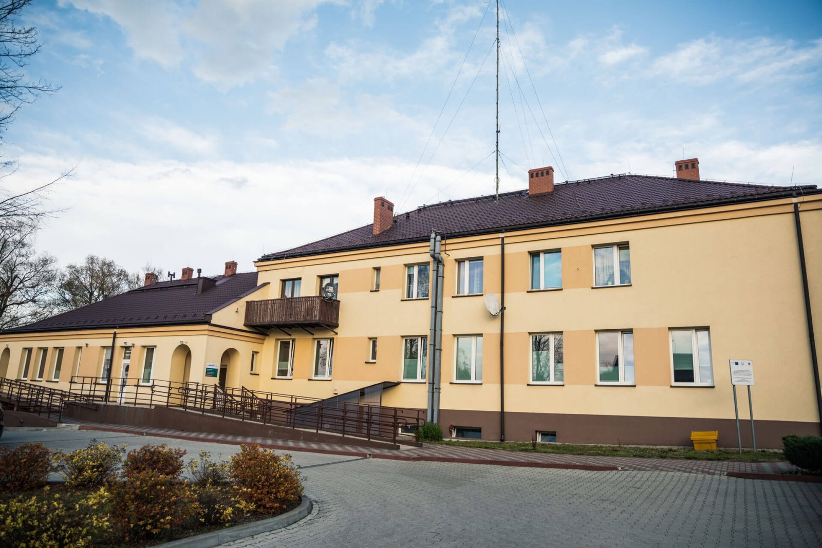 Gminny Ośrodek Zdrowia w Wodzisławiu – ujęcie od strony wejścia