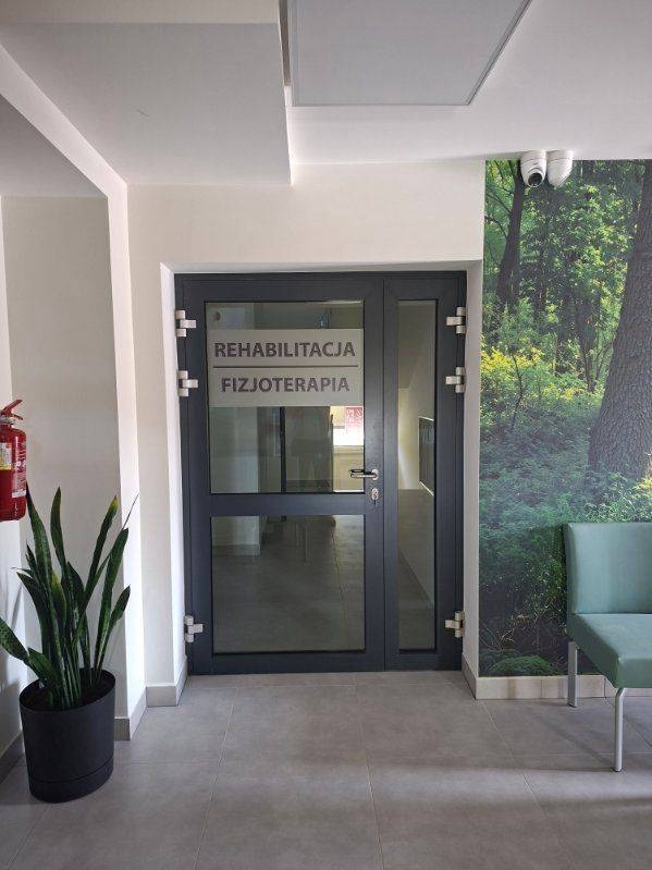 Wejscie do rehabilitacji w głównej siedzibie GOZ Wodzisław
